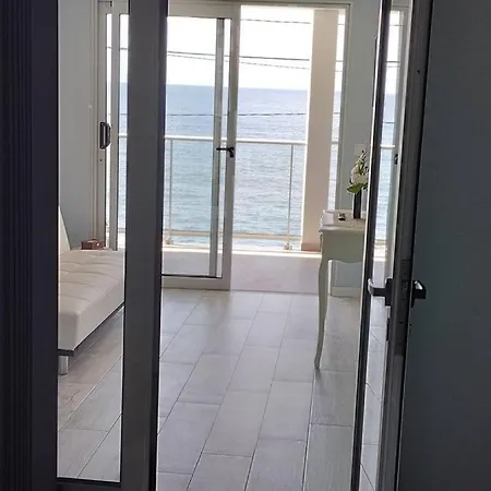 'a Tanheira' Bedroom In The Cliff Coast Apartment